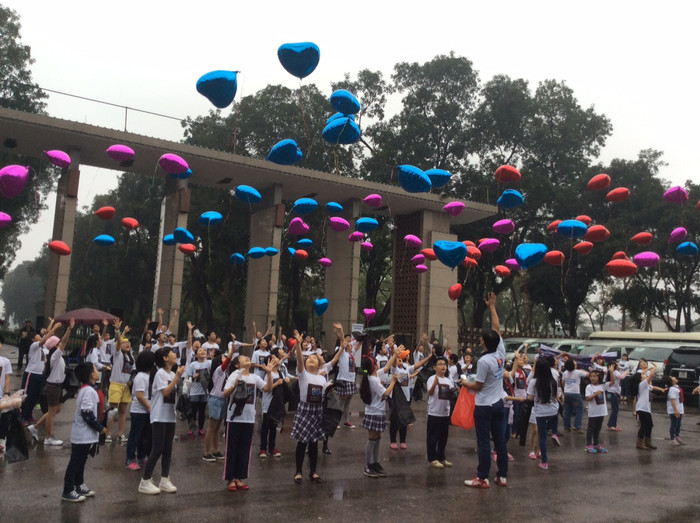 Các em thả bóng bay mang theo điều ước. Ảnh: Hồng Nhung