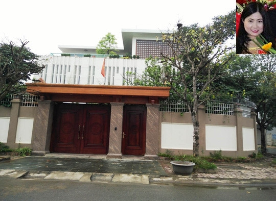Mặt tiền căn biệt thự từng được cho là của bà Trần Vũ Quỳnh Anh ở khu đô thị Bình Minh, phường Đông Hương, thành phố Thanh Hóa. Ảnh nhỏ: Bà Trần Vũ Quỳnh Anh. Ảnh: Tuấn Minh/Báo Người lao động.