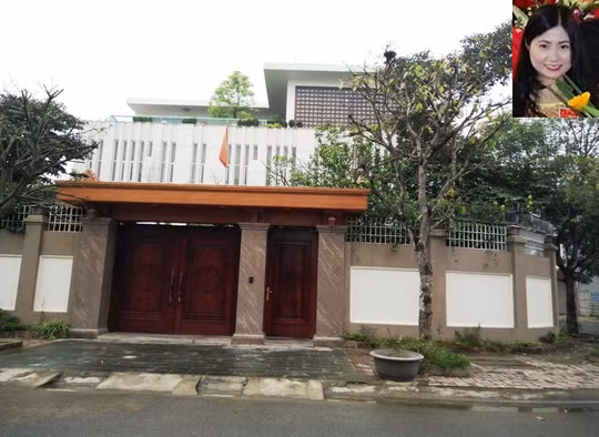 Mặt tiền căn biệt thự từng được cho là của bà Trần Vũ Quỳnh Anh ở khu đô thị Bình Minh, phường Đông Hương, thành phố Thanh Hóa. Ảnh nhỏ: Bà Trần Vũ Quỳnh Anh. Ảnh: Tuấn Minh/Báo Người lao động.