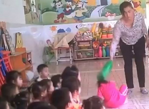 Hành động dùng bình nhựa xanh đánh vào đầu một bé gái của bà Linh ở cơ sở Mầm Xanh (ảnh nguồn: Báo Tuổi Trẻ). Hành động dùng bình nhựa xanh đánh vào đầu một bé gái của bà Linh ở cơ sở Mầm Xanh (ảnh nguồn: Báo Tuổi Trẻ).