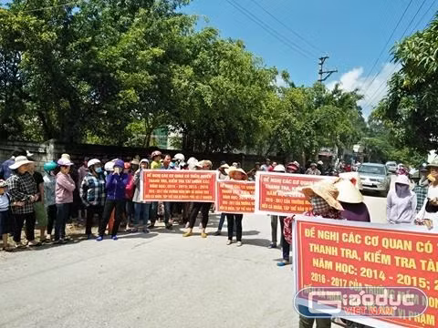 Trước đó, nhiều phụ huynh trường Mầm non Quảng Thái cầm băng rôn đề nghị các cơ quan có thẩm quyền thanh tra, kiểm tra tài chính từ năm 2014 đến nay. Trước đó, nhiều phụ huynh trường Mầm non Quảng Thái cầm băng rôn đề nghị các cơ quan có thẩm quyền thanh tra, kiểm tra tài chính từ năm 2014 đến nay.