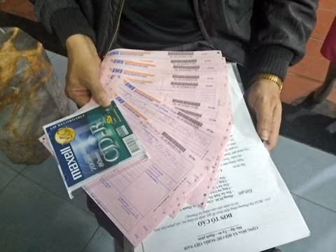 Hàng chục lá đơn tố cáo thầy Lê Bá Chiến gửi cơ quan có thẩm quyền, đề nghị xử lý hành vi vi phạm của bà Lê Thị Phương nhưng không được giải quyết thấu đáo. Ảnh: Xuân Quang.