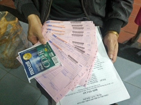 Hàng chục lá đơn tố cáo thầy Lê Bá Chiến gửi cơ quan có thẩm quyền, đề nghị xử lý hành vi vi phạm của bà Lê Thị Phương nhưng không được giải quyết thấu đáo. Ảnh: Xuân Quang.