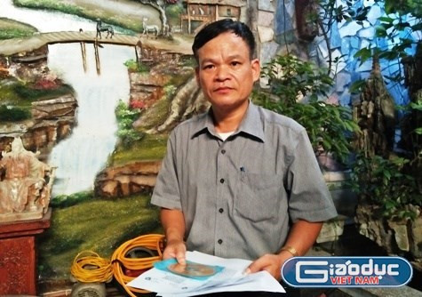 Thầy Lê Bá Chiến chia sẻ, bản thân đã quá mệt mỏi khi nhiều tháng đi gõ cửa cơ quan công quyền đề nghị giải quyết vụ việc và đòi lại danh dự bị xâm hại. Ảnh: Xuân Quang.