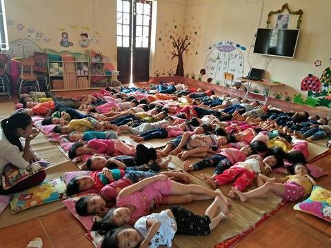 Một lớp học bán trú tại Trường Mầm non Yên Lâm có khoảng 50 học sinh bán trú và 2 giáo viên. Ảnh: Xuân Quang.