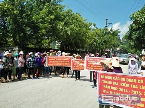 Trước đó, nhiều phụ huynh trường Mầm non Quảng Thái cầm băng rôn đề nghị các cơ quan có thẩm quyền thanh tra, kiểm tra tài chính từ năm 2014 đến nay. Ảnh: Xuân Quang. Trước đó, nhiều phụ huynh trường Mầm non Quảng Thái cầm băng rôn đề nghị các cơ quan có thẩm quyền thanh tra, kiểm tra tài chính từ năm 2014 đến nay. Ảnh: Xuân Quang.
