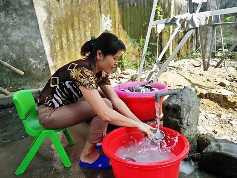 Cô Trịnh Thị Hiền - Phó Hiệu trưởng nhà trường đang tranh thủ rửa nốt đống chén bát sau giờ ăn bán trú. Ảnh: Xuân Quang. Cô Trịnh Thị Hiền - Phó Hiệu trưởng nhà trường đang tranh thủ rửa nốt đống chén bát sau giờ ăn bán trú. Ảnh: Xuân Quang.