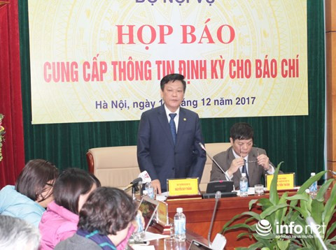 Thứ trưởng Bộ Nội vụ - ông Nguyễn Duy Thăng (đứng) tại buổi họp báo hôm 12/12. Ảnh: Trinh Phúc. Thứ trưởng Bộ Nội vụ - ông Nguyễn Duy Thăng (đứng) tại buổi họp báo hôm 12/12. Ảnh: Trinh Phúc.