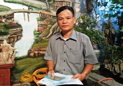Thầy Lê Bá Chiến - người có 33 năm công tác và đạt nhiều thành tích trong việc bồi dưỡng học sinh giỏi tại trường trung học phổ thông Hoằng Hóa 2 bị vợ Hiệu trưởng lăng nhục. Ảnh: Thiên Miên. Thầy Lê Bá Chiến - người có 33 năm công tác và đạt nhiều thành tích trong việc bồi dưỡng học sinh giỏi tại trường trung học phổ thông Hoằng Hóa 2 bị vợ Hiệu trưởng lăng nhục. Ảnh: Thiên Miên.