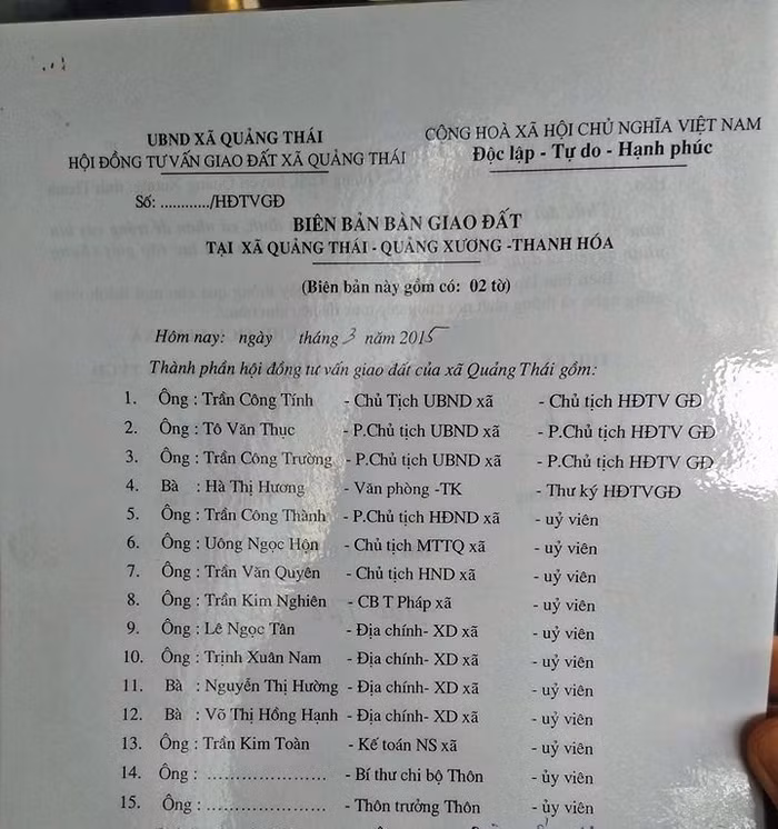 Biên bản bàn giao đất của xã Quảng Thái cho hộ ông Đ.T.L. năm 2015. Tuy nhiên, tại biên bản bàn giao đất này không ghi số, không ghi diện tích đất; không có số thửa đất, tờ bản đồ, không xác định vị trí thửa đất. Ảnh: XUÂN QUANG.