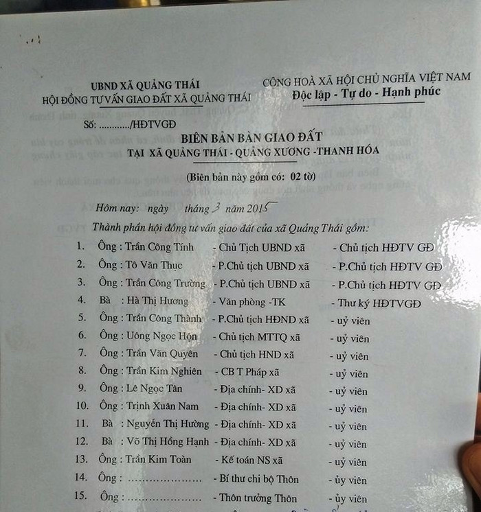 Biên bản bàn giao đất của xã Quảng Thái cho hộ ông Đ.T.L. năm 2015. Tuy nhiên, tại biên bản bàn giao đất này không ghi số, không ghi diện tích đất; không có số thửa đất, tờ bản đồ, không xác định vị trí thửa đất. Ảnh: XUÂN QUANG.