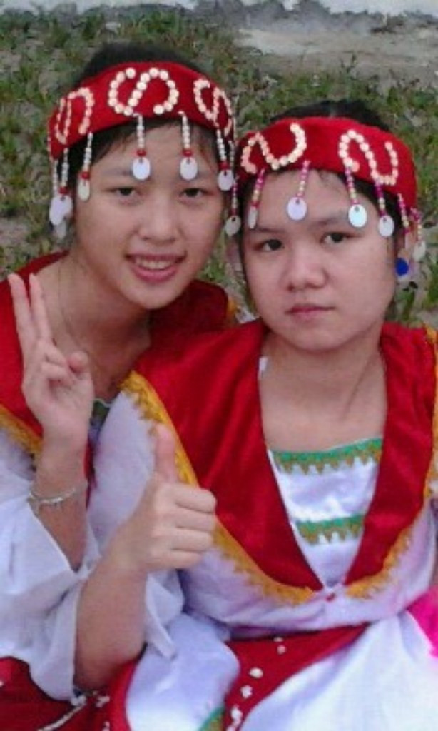 Ni Na (trái) là người dễ khóc, dễ cười, thích đọc truyện,xem phim và được ở bên người mà mình yêu thương.