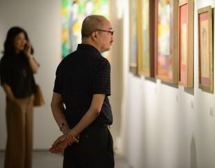 Ông Vi Kiến Thành chăm chú trước bức thư pháp của họa sĩ Lưu Công Nhân Ông Vi Kiến Thành chăm chú trước bức thư pháp của họa sĩ Lưu Công Nhân