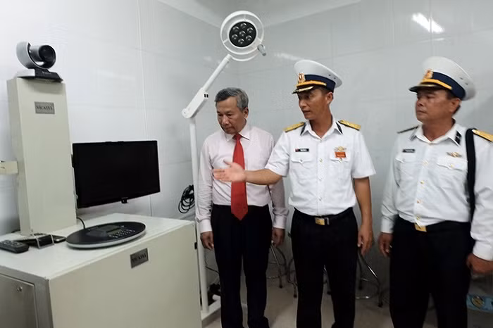 Kiểm tra trang thiết bị y tế tại Bệnh xá trên đảo Trường Sa. (Ảnh: Vĩnh Khang).