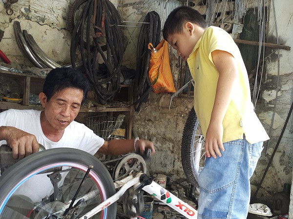 Các em học sinh là những khách hàng quen của bác Tuấn (Ảnh: tác giả cung cấp).