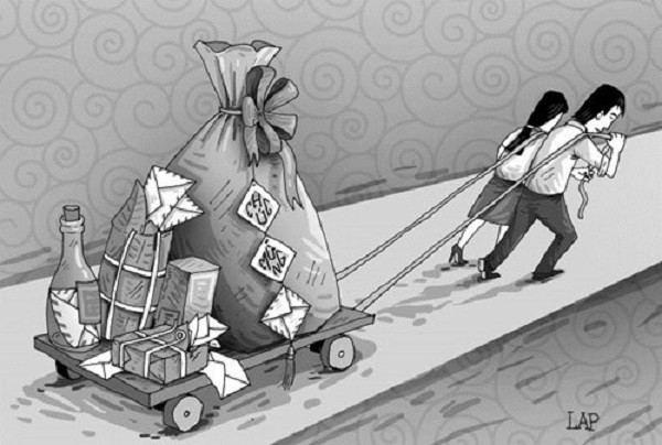 Hình ảnh minh họa về những nỗi vất vả của các thầy cô giáo khi muốn được ký hợp đồng (Ảnh: Tuoitre.vn) Hình ảnh minh họa về những nỗi vất vả của các thầy cô giáo khi muốn được ký hợp đồng (Ảnh: Tuoitre.vn)