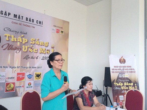 Hình ảnh bà Nguyễn Thị Thanh Hòa Chủ tịch Hội bảo vệ quyền trẻ em Việt Nam phát biểu tại lễ phát động chương trình "Thắp sáng những ước mơ" (Ảnh: Ngọc Bích) Hình ảnh bà Nguyễn Thị Thanh Hòa Chủ tịch Hội bảo vệ quyền trẻ em Việt Nam phát biểu tại lễ phát động chương trình "Thắp sáng những ước mơ" (Ảnh: Ngọc Bích)