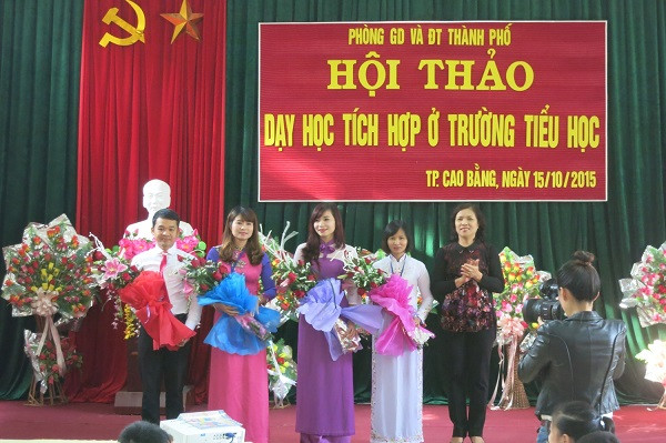 Hình ảnh về hội thảo dạy học tích hợp ở trường tiểu học. (Ảnh nguồn: Phòng giáo dục thị xã Cao Bằng) Hình ảnh về hội thảo dạy học tích hợp ở trường tiểu học. (Ảnh nguồn: Phòng giáo dục thị xã Cao Bằng)
