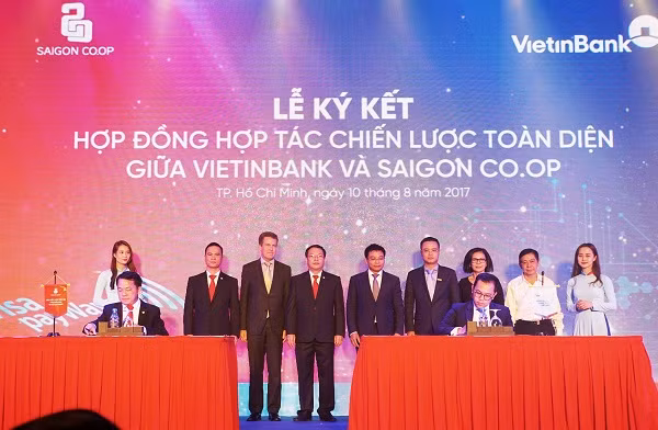 Ông Phùng Duy Khương - Giám đốc Khối Bán lẻ, hàm Phó Tổng Giám đốc VietinBank và đại diện Saigon Co.op ký hợp đồng cung cấp các dịch vụ ngân hàng bán lẻ và phát hành thẻ đồng thương hiệu Visa Paywave