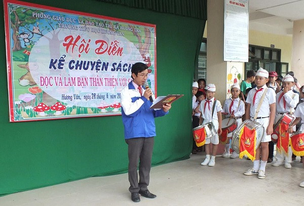 Thầy giáo Trần Kiêm Ngẫu tổ chức các hoạt động cho Thanh - Thiếu - Nhi đồng (Ảnh: tác giả cung cấp) Thầy giáo Trần Kiêm Ngẫu tổ chức các hoạt động cho Thanh - Thiếu - Nhi đồng (Ảnh: tác giả cung cấp)