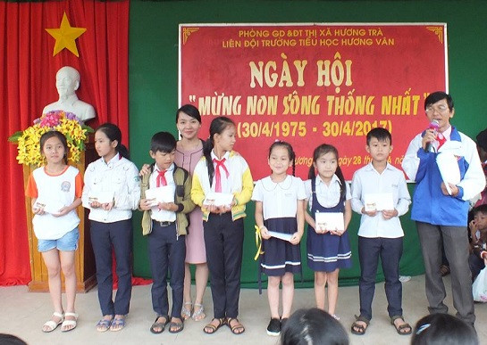 Thầy giáo Trần Kiêm Ngẫu hăng say tham gia các hoạt động đoàn - đội (Ảnh: tác giả cung cấp) Thầy giáo Trần Kiêm Ngẫu hăng say tham gia các hoạt động đoàn - đội (Ảnh: tác giả cung cấp)