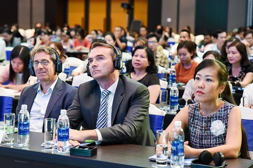 Đông đảo khách mời là các chuyên gia y tế, bác sỹ trong lĩnh vực chăm sóc sức khỏe nhi khoa tại Việt Nam. Đông đảo khách mời là các chuyên gia y tế, bác sỹ trong lĩnh vực chăm sóc sức khỏe nhi khoa tại Việt Nam.