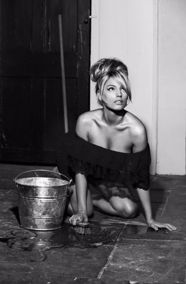 Kelly Brook hóa thân thành cô nàng 'ôsin' lau dọn nhà. Kelly Brook hóa thân thành cô nàng 'ôsin' lau dọn nhà.