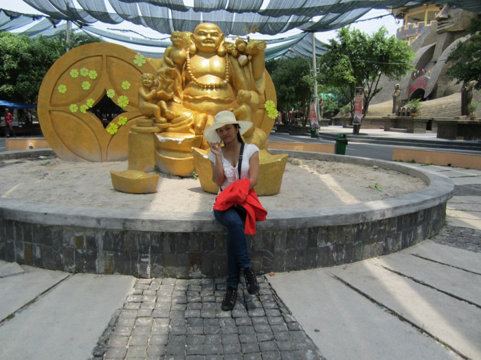 Hồng thích màu hồng, yêu màu đỏ, mong muốn được kết bạn, du lịch và làm lãnh đạo. Hồng là một người tốt bụng, thân thiện, hay mộng mơ nhưng sống khá chân thực. Hồng thích màu hồng, yêu màu đỏ, mong muốn được kết bạn, du lịch và làm lãnh đạo. Hồng là một người tốt bụng, thân thiện, hay mộng mơ nhưng sống khá chân thực.