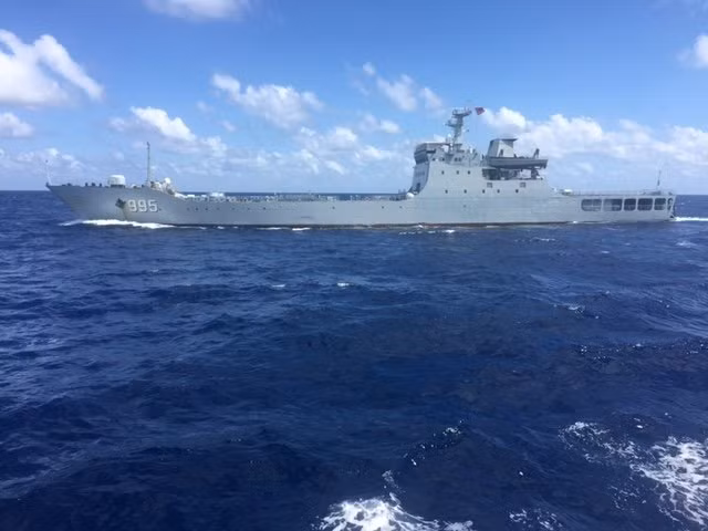 Tàu Hải Đăng 05 bị tàu Trung Quốc đe dọa. ảnh: Thuyền viên tàu 05 cung cấp.