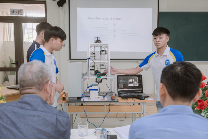 Sinh viên ngành Công nghệ kỹ thuật điều khiển và tự động hóa, Khoa Điện - Điện tử, Trường Đại học Mở Hà Nội trình bày về sản phẩm của đề tài nghiên cứu khoa học. (Ảnh: NTCC) SV TĐH với đề tài NCKH bãi đỗ xe thông minh tự động.JPG