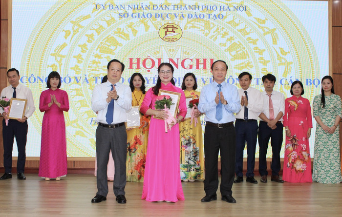 Cô Nguyễn Thị Phương Lan trong buổi lễ nhận quyết định làm Hiệu trưởng Trường Trung học phổ thông Nguyễn Trãi (Ba Đình, Hà Nội). Ảnh: NVCC Cô Lan 3.jpg