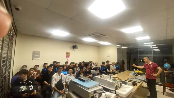 SV ĐTVT tham quan trải nghiệm tại BVCN.jpg