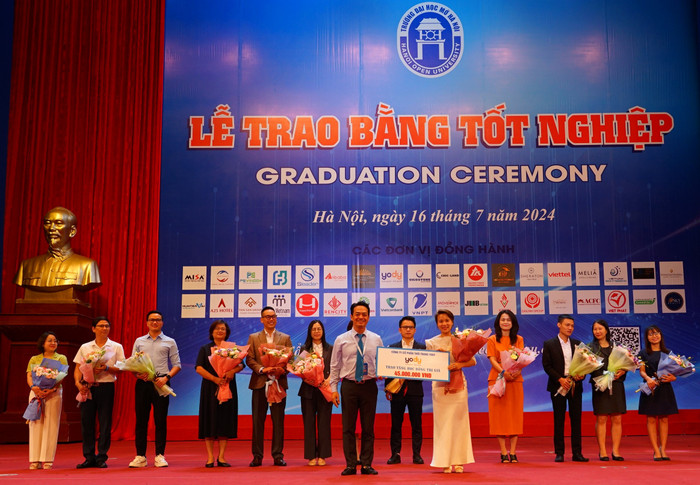 Đại diện doanh nghiệp trao học bổng cho sinh viên Trường Đại học Mở Hà Nội vì có tinh thần vượt khó vươn lên trong học tập. GDVN 6.JPG