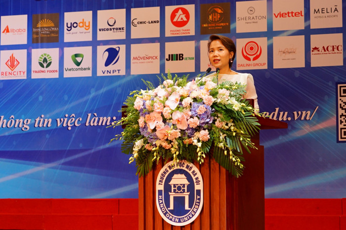 Bà Nguyễn Thị Kim Thanh - Phó Tổng Giám đốc Công ty cổ phần thời trang YODY chúc mừng tân cử nhân, kỹ sư, kiến trúc sư và thạc sĩ tại buổi lễ. GDVN 5.JPG