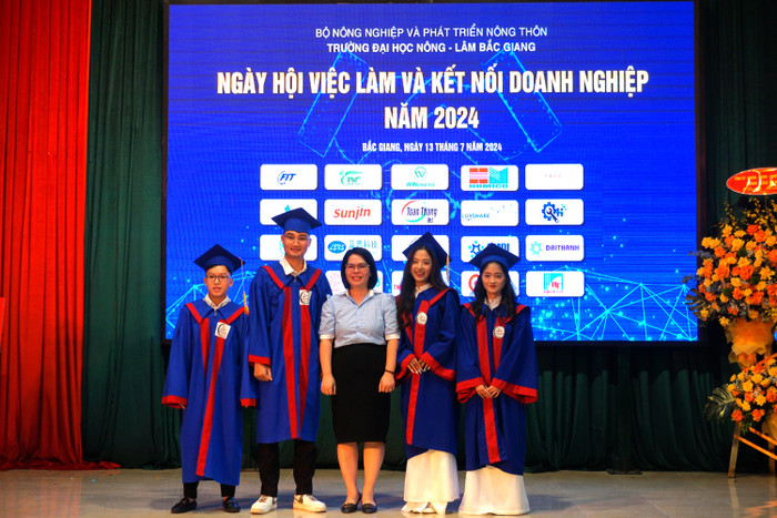 Đại diện doanh nghiệp tiếp nhận tân cử nhân Trường Đại học Nông - Lâm Bắc Giang về làm việc. (Ảnh: Ngọc Mai) GDVN 8.JPG