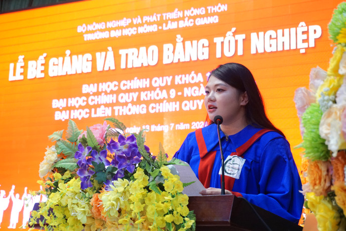 Em Đặng Phương Anh chia sẻ trong buổi lễ tốt nghiệp. (Ảnh: Ngọc Mai) GDVN 12.JPG