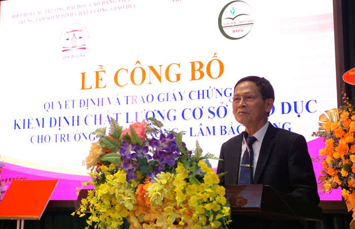 Ông Nguyễn Anh Tuấn – Chánh Văn phòng Trung tâm Kiểm định chất lượng giáo dục (Hiệp hội Các trường đại học, cao đẳng Việt Nam) công bố quyết định cấp Giấy chứng nhận kiểm định chất lượng cơ sở giáo dục Trường Đại học Nông – Lâm Bắc Giang. (Ảnh: Ngọc Mai) GDVN 2.JPG