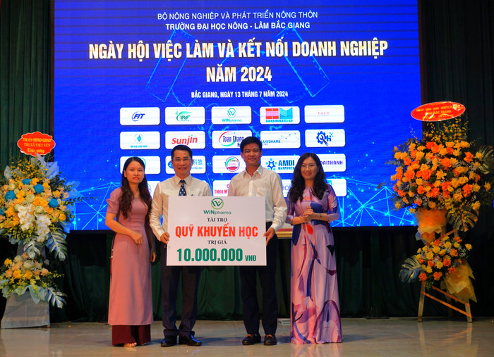 Doanh nghiệp tài trợ Quỹ khuyến học cho Trường Đại học Nông - Lâm Bắc Giang. (Ảnh: Ngọc Mai) GDVN 16.JPG