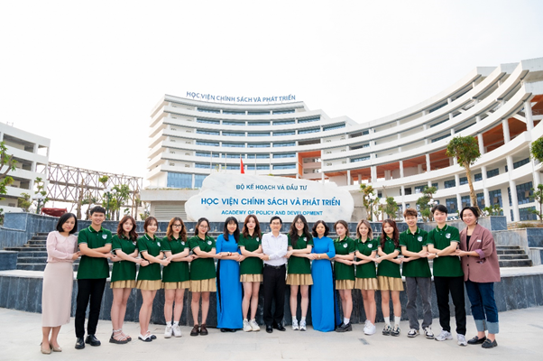 Thầy và trò Khoa Kinh tế Phát triển, Học viện Chính sách và Phát triển. (Ảnh: NTCC) Thầy và trò Khoa Kinh tế Phát triển, Học viện Chính sách và Phát triển. (Ảnh: NTCC)