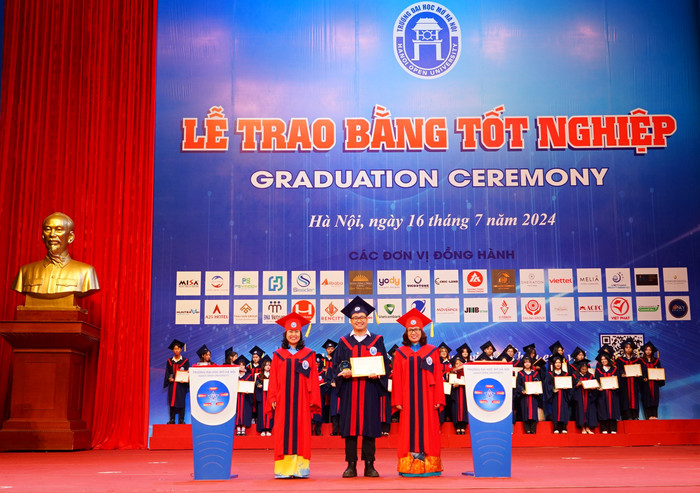 Lãnh đạo Trường Đại học Mở Hà Nội trao bằng tốt nghiệp cho tân cử nhân trong Lễ tốt nghiệp. GDVN 2.JPG