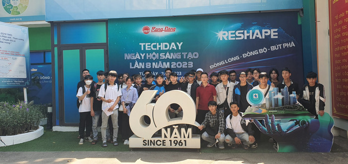 Sinh viên ngành Công nghệ kỹ thuật điều khiển và tự động hóa, Khoa Điện - Điện tử, Trường Đại học Mở Hà Nội tham quan, kiến tập tại doanh nghiệp. (Ảnh: NTCC) SV Tự động hóa tham quan kiến tập trải nghiệm tại Công ty CPBĐ Phích nước Rạng Đông1.jpg