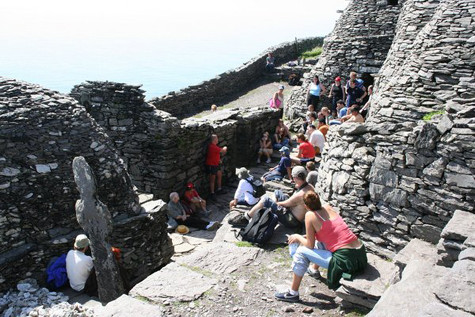 Du khách đến thăm quan trên đảo Skellig Micheal Du khách đến thăm quan trên đảo Skellig Micheal