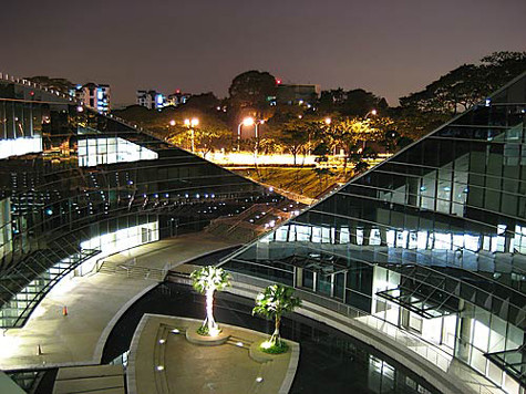 Trái tim xanh trở thành trái tim pha lê về đêm Trái tim xanh trở thành trái tim pha lê về đêm