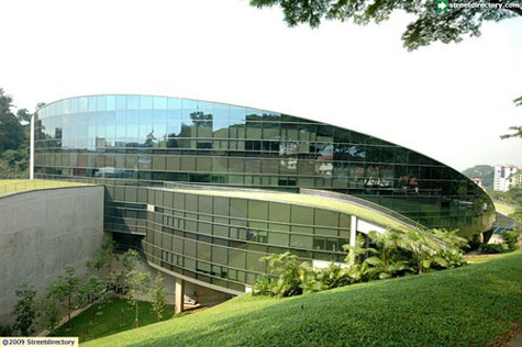 Được người Việt Nam chúng ta hiểu là "khoa" nhưng thực chất công trình lớn không thua gì một trường dạy về nghệ thuật độc lập. Thiết kế của tòa nhà rất đặc biệt, gồm 5 tầng được xây dựng với nhiều đường mái nhà kéo dài từ dưới mặt đất lượn thẳng lên đến tầng thượng giống như một vầng trăng khuyết. Không chỉ vậy, phần mái này còn được trồng cỏ tự nhiên xanh mướt khiến cho công trình hòa quyện vào môi trường vốn nổi tiếng không khói bụi của Singapore. Được người Việt Nam chúng ta hiểu là "khoa" nhưng thực chất công trình lớn không thua gì một trường dạy về nghệ thuật độc lập. Thiết kế của tòa nhà rất đặc biệt, gồm 5 tầng được xây dựng với nhiều đường mái nhà kéo dài từ dưới mặt đất lượn thẳng lên đến tầng thượng giống như một vầng trăng khuyết. Không chỉ vậy, phần mái này còn được trồng cỏ tự nhiên xanh mướt khiến cho công trình hòa quyện vào môi trường vốn nổi tiếng không khói bụi của Singapore.