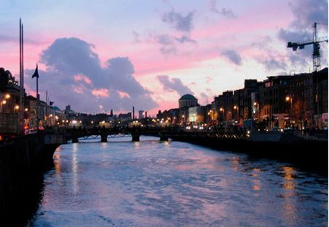 Dublin, thành phố nơi con sông Liffey êm đềm chảy qua, là điểm đến rất hấp dẫn du khách. Dublin, thành phố nơi con sông Liffey êm đềm chảy qua, là điểm đến rất hấp dẫn du khách.