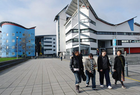 Trường có nhiều sinh viên thất nghiệp nhất Đứng ở vị trí số một là trường ĐH East London với 78% sinh viên thất nghiệp sau khi ra trường. Mặc dù năm 2007, East London được tạp chí The Times University Guide bầu chọn là trường đứng số 1 về cơ sở vật chất và trang thiết bị. Hiện trường có hơn 23.000 sinh viên đang theo học, trong đó có gần 2.000 sinh viên quốc tế đến từ hơn 100 nước trên thế giới đang theo học đủ các chương trình và cấp bậc đào tạo. Ở vị trí số 2 và 3 lần lượt là Học viện Highlands and Islands Millennium và ĐH Bolton. Trường có nhiều sinh viên thất nghiệp nhất Đứng ở vị trí số một là trường ĐH East London với 78% sinh viên thất nghiệp sau khi ra trường. Mặc dù năm 2007, East London được tạp chí The Times University Guide bầu chọn là trường đứng số 1 về cơ sở vật chất và trang thiết bị. Hiện trường có hơn 23.000 sinh viên đang theo học, trong đó có gần 2.000 sinh viên quốc tế đến từ hơn 100 nước trên thế giới đang theo học đủ các chương trình và cấp bậc đào tạo. Ở vị trí số 2 và 3 lần lượt là Học viện Highlands and Islands Millennium và ĐH Bolton.