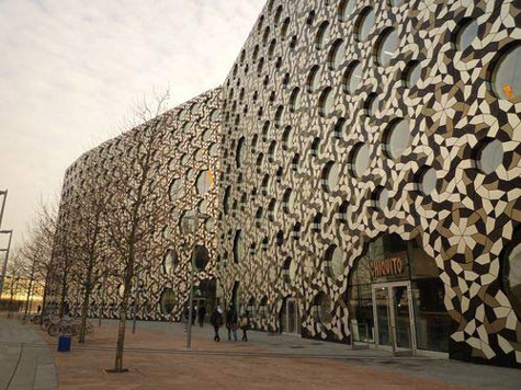 Trường dễ kiếm việc làm nhất Sinh viên của những trường trong bảng xếp hạng này đều dễ dàng kiếm được việc làm ngay trong vòng 6 tháng sau khi tốt nghiệp. Đứng ở vị trí đầu tiên là các sinh viên đến từ ĐH Kiến trúc Ravensbourne với tỷ lệ 100% sinh viên kiếm được việc làm sau khi ra trường. Điều đó cũng phần nào khẳng định đỉnh cao chất lượng đào tạo của các trường ĐH nói chung tại Anh. Trường dễ kiếm việc làm nhất Sinh viên của những trường trong bảng xếp hạng này đều dễ dàng kiếm được việc làm ngay trong vòng 6 tháng sau khi tốt nghiệp. Đứng ở vị trí đầu tiên là các sinh viên đến từ ĐH Kiến trúc Ravensbourne với tỷ lệ 100% sinh viên kiếm được việc làm sau khi ra trường. Điều đó cũng phần nào khẳng định đỉnh cao chất lượng đào tạo của các trường ĐH nói chung tại Anh.