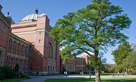 10 - Đại học Birmingham Học phí: 9.000 bảng/năm (gần 305 triệu VND) Đại học Birmingham được thành lập bởi Nữ hoàng Victoria vào năm 1900 và được coi là một mô hình mới cho giáo dục đại học Anh. Về chỗ ở rẻ dành cho sinh viên thì trường này là lựa chọn số một. Đặc biệt các sinh viên năm nhất được tập trung tại một ngôi làng sinh viên (Village Vale). Nơi đây họ được cung cấp các bữa ăn từ thứ 2 đến thứ 6, chi phí ăn uống cực rẻ. Sinh viên còn được cung cấp phòng nghiên cứu riêng và một gói bảo hiểm cá nhân. 10 - Đại học Birmingham Học phí: 9.000 bảng/năm (gần 305 triệu VND) Đại học Birmingham được thành lập bởi Nữ hoàng Victoria vào năm 1900 và được coi là một mô hình mới cho giáo dục đại học Anh. Về chỗ ở rẻ dành cho sinh viên thì trường này là lựa chọn số một. Đặc biệt các sinh viên năm nhất được tập trung tại một ngôi làng sinh viên (Village Vale). Nơi đây họ được cung cấp các bữa ăn từ thứ 2 đến thứ 6, chi phí ăn uống cực rẻ. Sinh viên còn được cung cấp phòng nghiên cứu riêng và một gói bảo hiểm cá nhân.