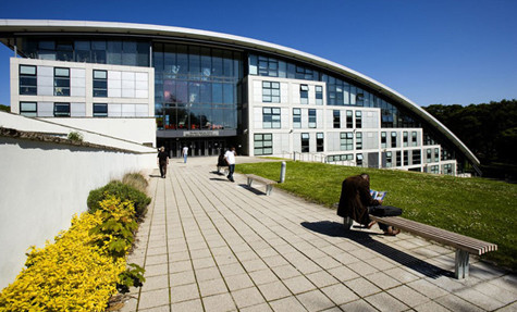 2 – Đại học Robert Gordon Học phí: 5.000 bảng/năm (hơn 169 triệu VND) Đại học Robert Gordon có tỷ lệ sinh viên có việc làm rất cao sau khi ra trường. Trường do ông Robert Gordon thành lập năm 1881. Trường này luôn được công nhận là một trong những trường đại học tốt nhất Vương quốc Anh. Robert Gordon hiện có trên 1500 sinh viên quốc tế từ 65 quốc gia theo học. 2 – Đại học Robert Gordon Học phí: 5.000 bảng/năm (hơn 169 triệu VND) Đại học Robert Gordon có tỷ lệ sinh viên có việc làm rất cao sau khi ra trường. Trường do ông Robert Gordon thành lập năm 1881. Trường này luôn được công nhận là một trong những trường đại học tốt nhất Vương quốc Anh. Robert Gordon hiện có trên 1500 sinh viên quốc tế từ 65 quốc gia theo học.