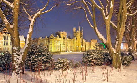 8 - Đại học Queen Belfast Học phí 9.000 bảng/năm (gần 305 triệu VND) Hiện nay, Đại học Queen Belfast có hơn 300 tòa nhà và 24.000 sinh viên. Trường được thành lập bởi Nữ hoàng Victoria và là một trong số 20 trường đại học hàng đầu của Anh. Làng sinh viên của trường có tên là Elms với giá 67 bảng Anh (2,2 triệu VND) 1 tuần. 8 - Đại học Queen Belfast Học phí 9.000 bảng/năm (gần 305 triệu VND) Hiện nay, Đại học Queen Belfast có hơn 300 tòa nhà và 24.000 sinh viên. Trường được thành lập bởi Nữ hoàng Victoria và là một trong số 20 trường đại học hàng đầu của Anh. Làng sinh viên của trường có tên là Elms với giá 67 bảng Anh (2,2 triệu VND) 1 tuần.